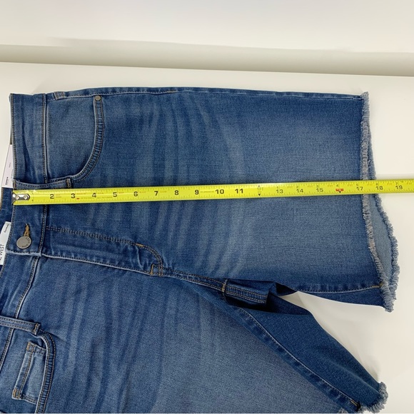 Nine West Mid Rise Bermuda Medium Wash Jean Shorts With Raw Fringe Hem New Nwt - Picture 15 of 16